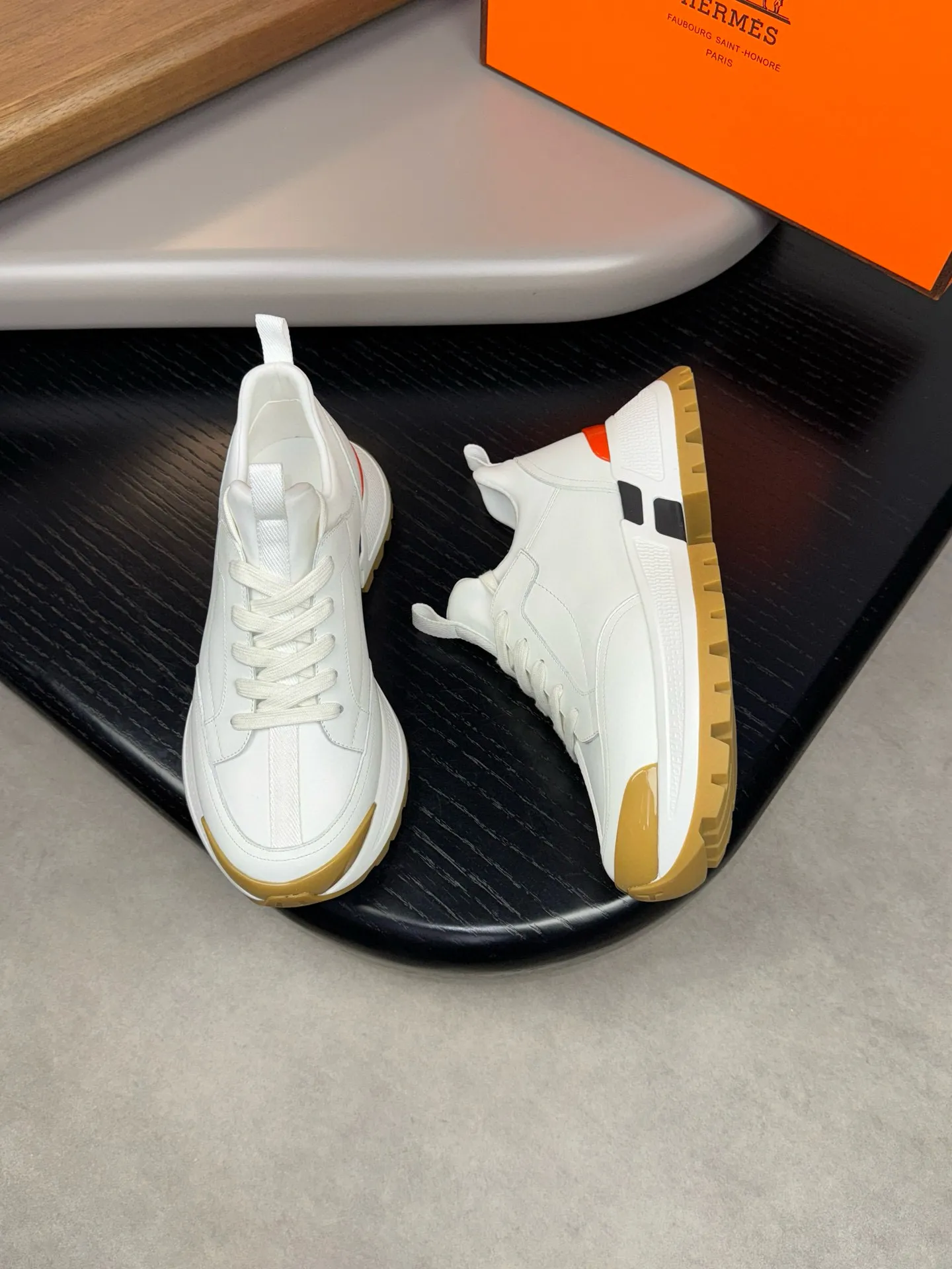 [HERMES] Hermès men's shoes💰560💰 - High-end quality original casual sports shoes - Upper: 🔝Nappa calfskin, high-grade elastic cloth, brand webbing - Lining: elastic cloth, foot pad; water-dyed cowhide - Outsole: ultra-light T men's shoes 💰U foam rubber; two-color molded outsole -Ultra-high quality control and fine workmanship: outstanding (high-end, extravagance, grade) -Size: 39-44 (38, 45, can be customized)